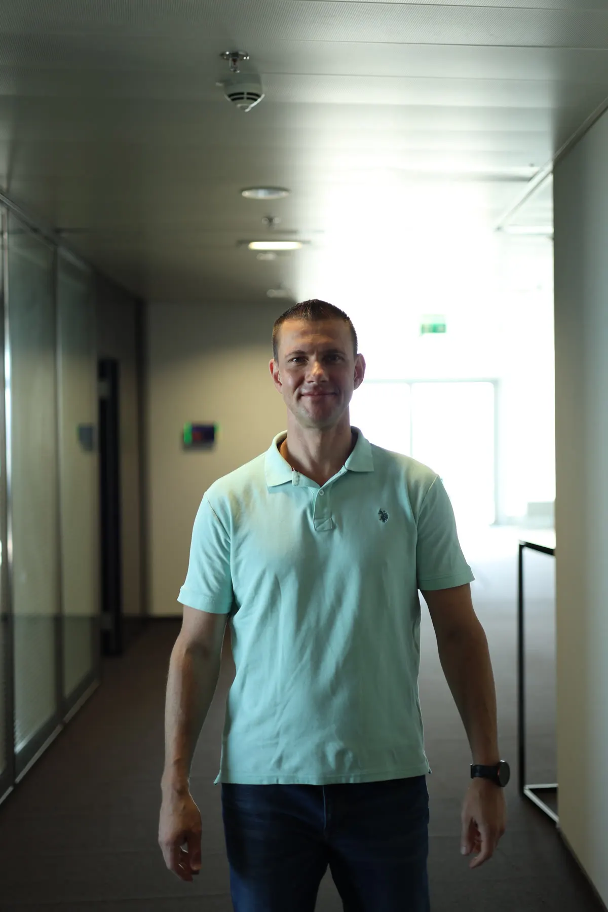 Matthias Neumann im Büroflur