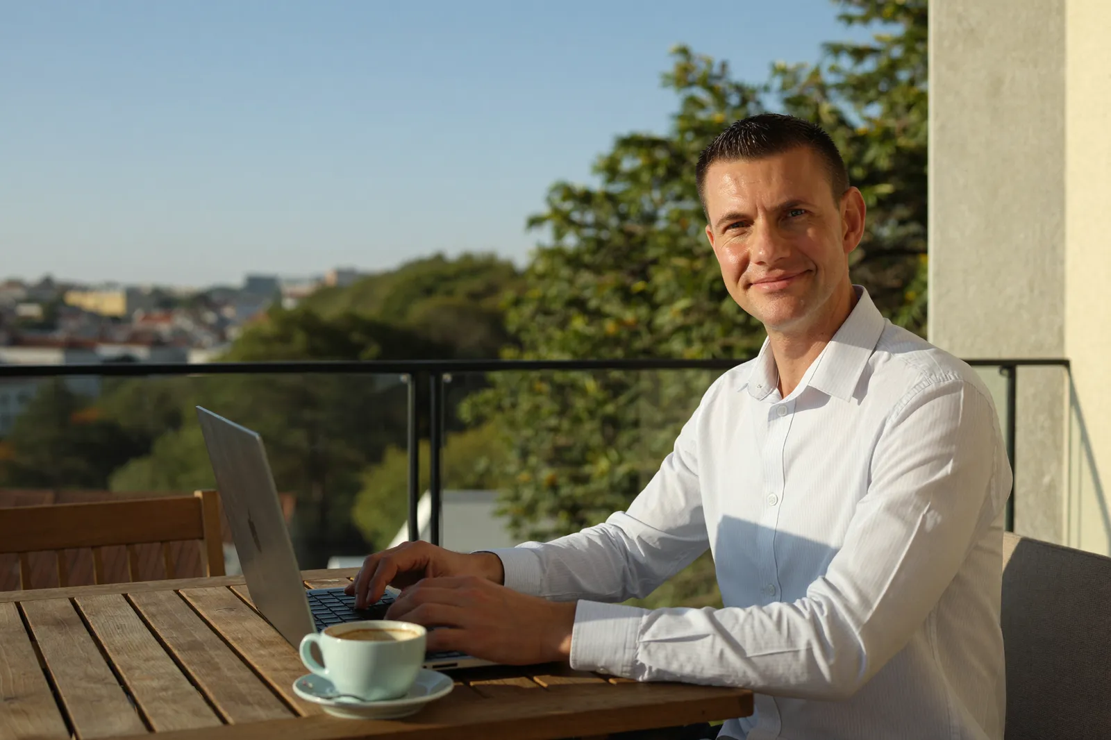 Heute: Matthias arbeitet entspannt am Laptop, wann und wo er will