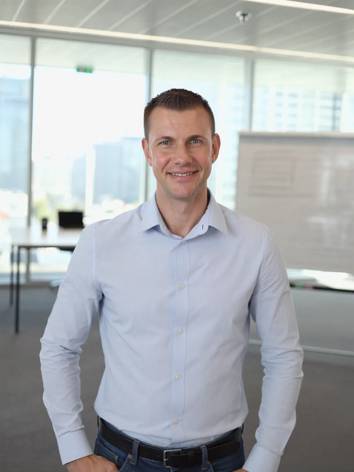 Matthias Neumann im hellen Büro
